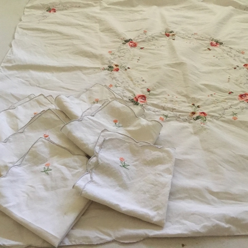Tablecloth and Napkins Set. 
Embroidered Floral. Vintage